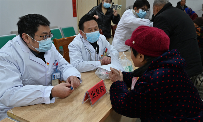 县医院开展关爱老人健康义诊志愿服务活动